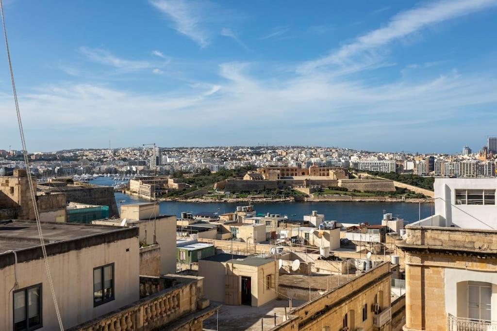 Penthouse With Roof Terrace And Sea Views Apartamento La Valeta